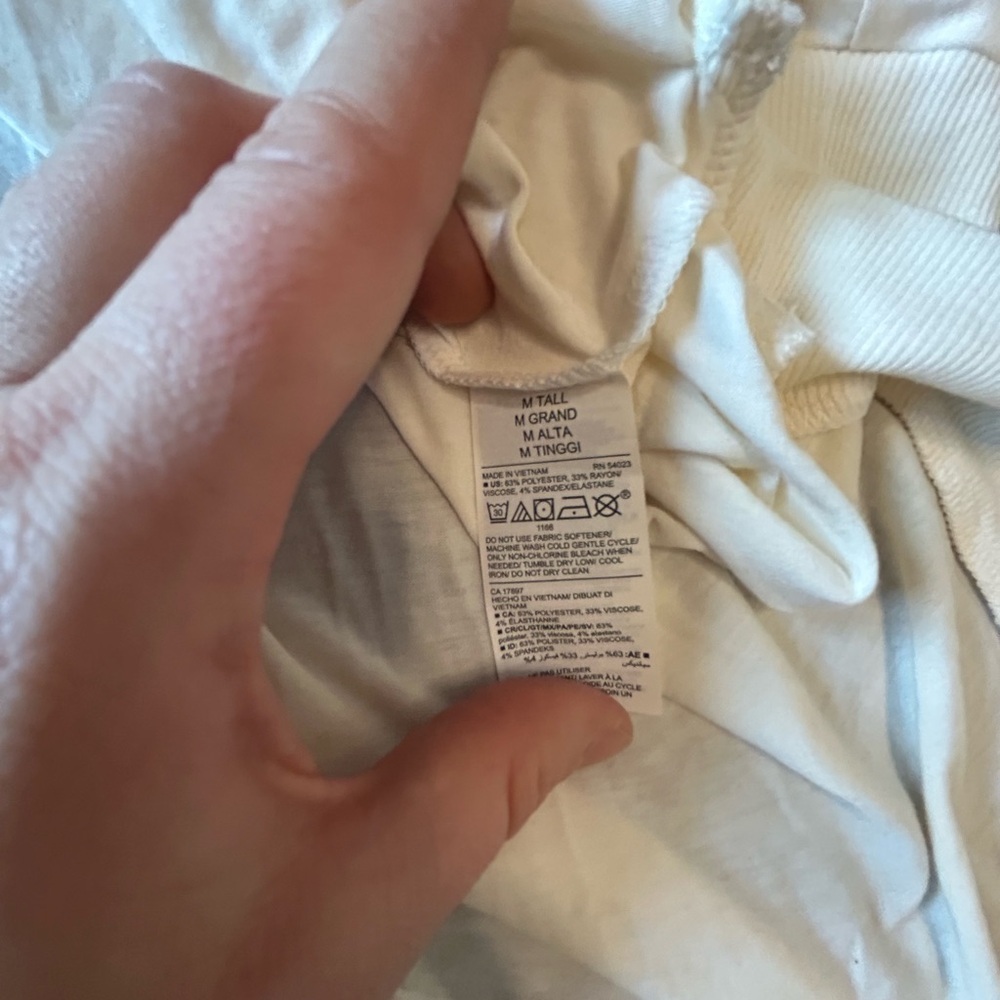 Old Navy Cream Muscle Tee - Picture 4 of 4